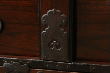 和製アンティーク　前面欅材(ケヤキ材)　漆塗り　歴史を感じさせる佇まいが魅力的な庄内小箪笥(和タンス、小物収納、引き出し、整理箪笥、時代箪笥)(R-057870)