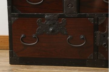 和製アンティーク　前面欅材(ケヤキ材)　漆塗り　歴史を感じさせる佇まいが魅力的な庄内小箪笥(和タンス、小物収納、引き出し、整理箪笥、時代箪笥)(R-057870)