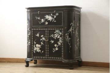 ビンテージ家具　黒塗り　螺鈿細工(らでん)　アジアンテイストのお部屋に取り入れたいサーバー(収納棚、サービス台、バーカウンター、カウンターテーブル、サイドボード、ヴィンテージ)(R-057872)