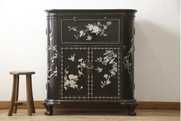 ビンテージ家具　黒塗り　螺鈿細工(らでん)　アジアンテイストのお部屋に取り入れたいサーバー(収納棚、サービス台、バーカウンター、カウンターテーブル、サイドボード、ヴィンテージ)(R-057872)