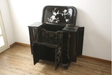 ビンテージ家具　黒塗り　螺鈿細工(らでん)　アジアンテイストのお部屋に取り入れたいサーバー(収納棚、サービス台、バーカウンター、カウンターテーブル、サイドボード、ヴィンテージ)(R-057872)