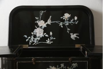 ビンテージ家具　黒塗り　螺鈿細工(らでん)　アジアンテイストのお部屋に取り入れたいサーバー(収納棚、サービス台、バーカウンター、カウンターテーブル、サイドボード、ヴィンテージ)(R-057872)