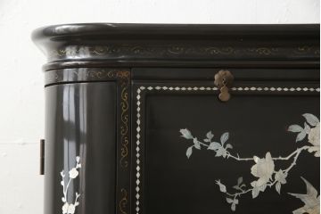 ビンテージ家具　黒塗り　螺鈿細工(らでん)　アジアンテイストのお部屋に取り入れたいサーバー(収納棚、サービス台、バーカウンター、カウンターテーブル、サイドボード、ヴィンテージ)(R-057872)