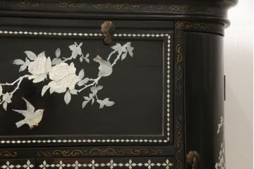ビンテージ家具　黒塗り　螺鈿細工(らでん)　アジアンテイストのお部屋に取り入れたいサーバー(収納棚、サービス台、バーカウンター、カウンターテーブル、サイドボード、ヴィンテージ)(R-057872)