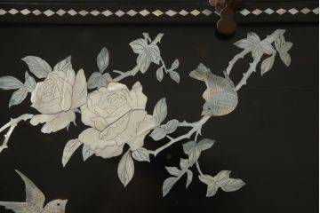 ビンテージ家具　黒塗り　螺鈿細工(らでん)　アジアンテイストのお部屋に取り入れたいサーバー(収納棚、サービス台、バーカウンター、カウンターテーブル、サイドボード、ヴィンテージ)(R-057872)