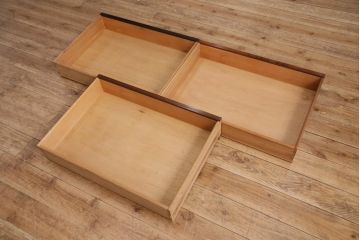北欧ヴィンテージ　美品　ローズウッド材の美しさが際立つ、洗練された佇まいのサイドボード(リビングボード、収納棚、キャビネット、ビンテージ)(R-057875)