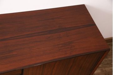 北欧ヴィンテージ　美品　ローズウッド材の美しさが際立つ、洗練された佇まいのサイドボード(リビングボード、収納棚、キャビネット、ビンテージ)(R-057875)