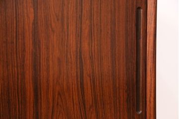 北欧ヴィンテージ　美品　ローズウッド材の美しさが際立つ、洗練された佇まいのサイドボード(リビングボード、収納棚、キャビネット、ビンテージ)(R-057875)