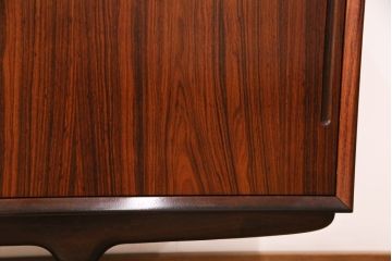 北欧ヴィンテージ　美品　ローズウッド材の美しさが際立つ、洗練された佇まいのサイドボード(リビングボード、収納棚、キャビネット、ビンテージ)(R-057875)