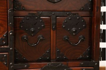 和製アンティーク　前面ケヤキ材(欅)　重厚感ある金具の立派な岩谷堂時代箪笥(岩谷堂箪笥、仙台箪笥、和タンス、収納箪笥)(R-057876)