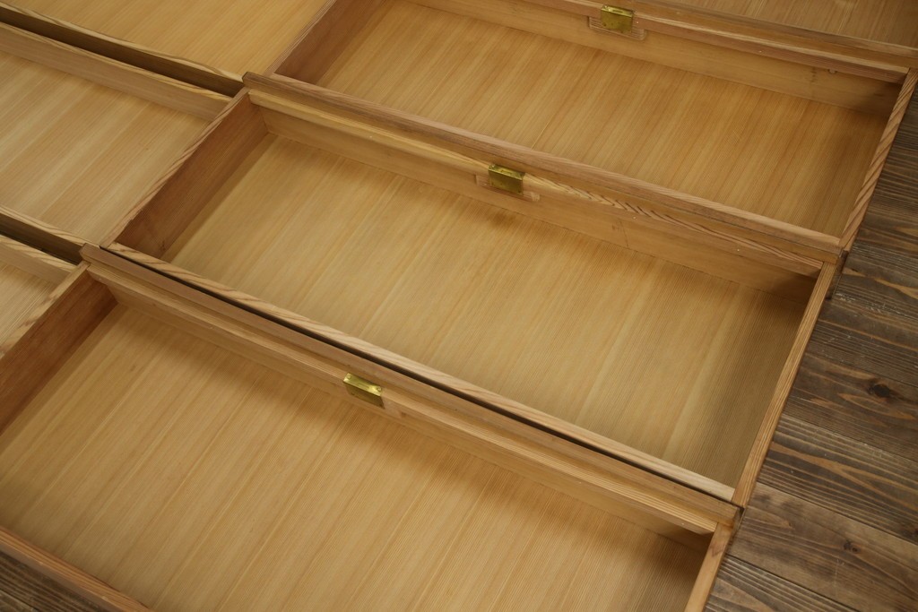 中古　屋久杉　品のある佇まいが上質な和の空間にピッタリな着物箪笥　(R-057877)