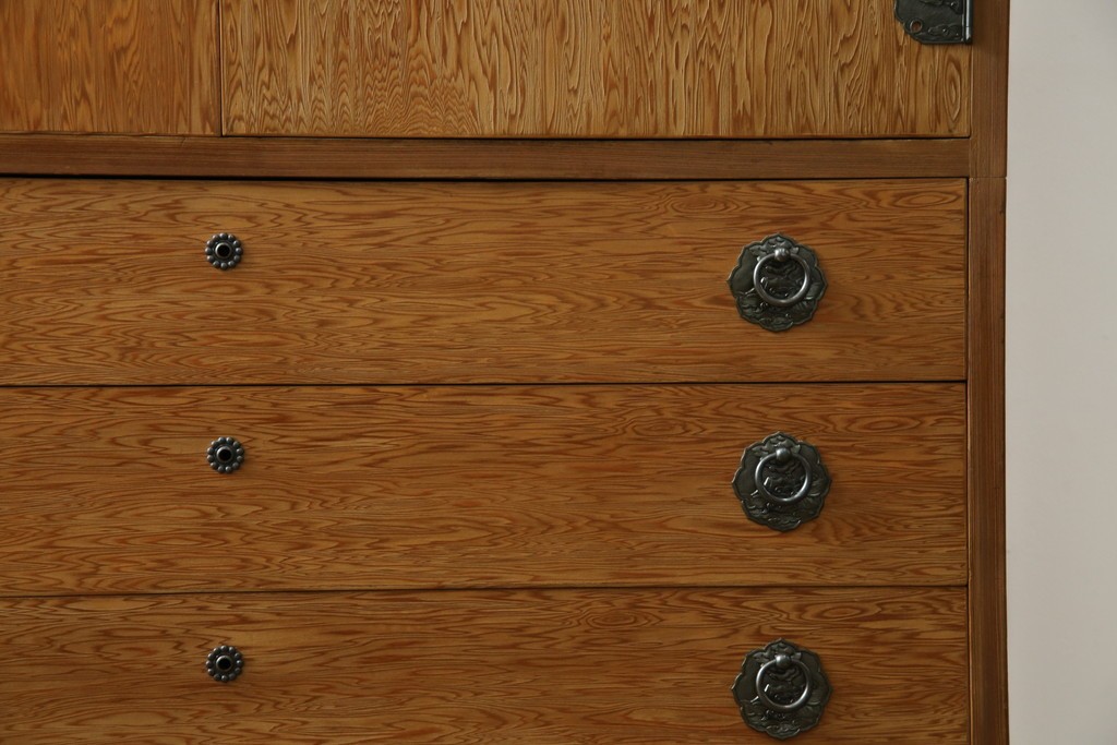 中古　屋久杉　品のある佇まいが上質な和の空間にピッタリな着物箪笥　(R-057877)