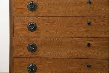 中古　屋久杉　品のある佇まいが上質な和の空間にピッタリな着物箪笥　(R-057877)