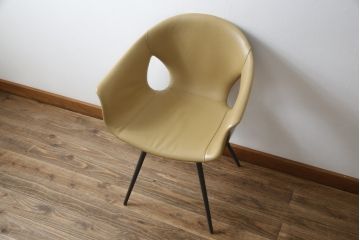 中古　美品　Poltrona Frau(ポルトローナフラウ)　ジンジャーエール　本革　スタイリッシュなデザインが美しいレザーチェア(定価24万円)(ラウンジチェア、イージーチェア、アームチェア)(R-057880)