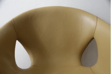 中古　美品　Poltrona Frau(ポルトローナフラウ)　ジンジャーエール　本革　スタイリッシュなデザインが美しいレザーチェア(定価24万円)(ラウンジチェア、イージーチェア、アームチェア)(R-057880)