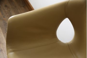 中古　美品　Poltrona Frau(ポルトローナフラウ)　ジンジャーエール　本革　スタイリッシュなデザインが美しいレザーチェア(定価24万円)(ラウンジチェア、イージーチェア、アームチェア)(R-057880)
