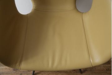 中古　美品　Poltrona Frau(ポルトローナフラウ)　ジンジャーエール　本革　スタイリッシュなデザインが美しいレザーチェア(定価24万円)(ラウンジチェア、イージーチェア、アームチェア)(R-057880)