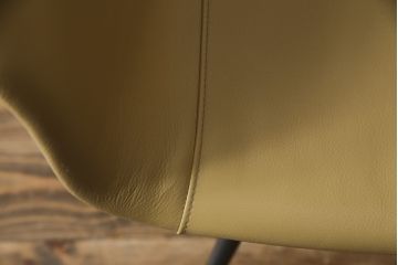 中古　美品　Poltrona Frau(ポルトローナフラウ)　ジンジャーエール　本革　スタイリッシュなデザインが美しいレザーチェア(定価24万円)(ラウンジチェア、イージーチェア、アームチェア)(R-057880)