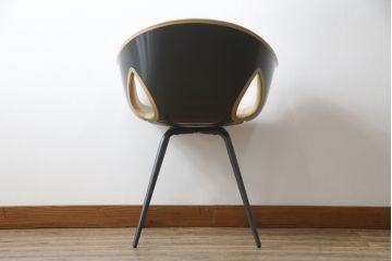 中古　美品　Poltrona Frau(ポルトローナフラウ)　ジンジャーエール　本革　スタイリッシュなデザインが美しいレザーチェア(定価24万円)(ラウンジチェア、イージーチェア、アームチェア)(R-057880)