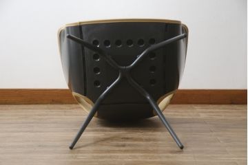 中古　美品　Poltrona Frau(ポルトローナフラウ)　ジンジャーエール　本革　スタイリッシュなデザインが美しいレザーチェア(定価24万円)(ラウンジチェア、イージーチェア、アームチェア)(R-057880)