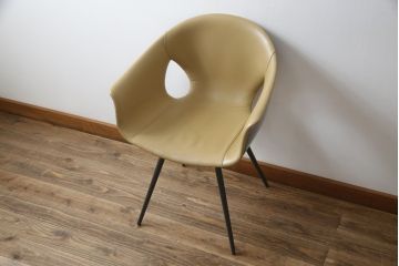 中古　美品　Poltrona Frau(ポルトローナフラウ)　ジンジャーエール　本革　スタイリッシュなデザインが美しいレザーチェア(定価24万円)(ラウンジチェア、イージーチェア、アームチェア)(R-057881)
