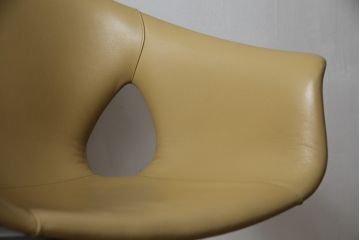 中古　美品　Poltrona Frau(ポルトローナフラウ)　ジンジャーエール　本革　スタイリッシュなデザインが美しいレザーチェア(定価24万円)(ラウンジチェア、イージーチェア、アームチェア)(R-057881)