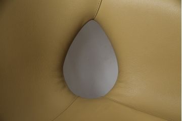 中古　美品　Poltrona Frau(ポルトローナフラウ)　ジンジャーエール　本革　スタイリッシュなデザインが美しいレザーチェア(定価24万円)(ラウンジチェア、イージーチェア、アームチェア)(R-057881)