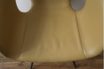 中古　美品　Poltrona Frau(ポルトローナフラウ)　ジンジャーエール　本革　スタイリッシュなデザインが美しいレザーチェア(定価24万円)(ラウンジチェア、イージーチェア、アームチェア)(R-057881)