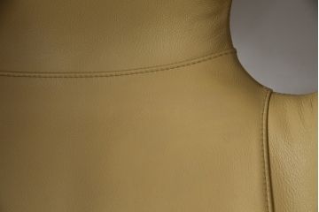 中古　美品　Poltrona Frau(ポルトローナフラウ)　ジンジャーエール　本革　スタイリッシュなデザインが美しいレザーチェア(定価24万円)(ラウンジチェア、イージーチェア、アームチェア)(R-057881)