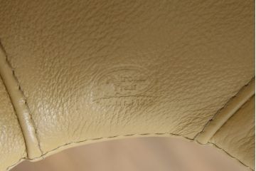 中古　美品　Poltrona Frau(ポルトローナフラウ)　ジンジャーエール　本革　スタイリッシュなデザインが美しいレザーチェア(定価24万円)(ラウンジチェア、イージーチェア、アームチェア)(R-057881)