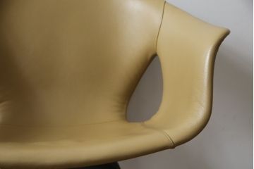 中古　美品　Poltrona Frau(ポルトローナフラウ)　ジンジャーエール　本革　スタイリッシュなデザインが美しいレザーチェア(定価24万円)(ラウンジチェア、イージーチェア、アームチェア)(R-057881)
