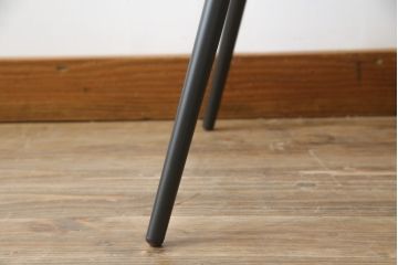 中古　美品　Poltrona Frau(ポルトローナフラウ)　ジンジャーエール　本革　スタイリッシュなデザインが美しいレザーチェア(定価24万円)(ラウンジチェア、イージーチェア、アームチェア)(R-057881)
