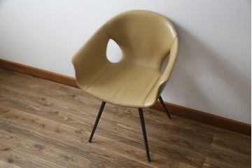 中古　美品　Poltrona Frau(ポルトローナフラウ)　ジンジャーエール　本革　スタイリッシュなデザインが美しいレザーチェア(定価24万円)(ラウンジチェア、イージーチェア、アームチェア)(R-057882)
