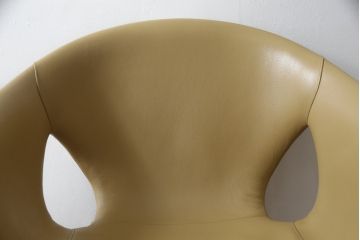 中古　美品　Poltrona Frau(ポルトローナフラウ)　ジンジャーエール　本革　スタイリッシュなデザインが美しいレザーチェア(定価24万円)(ラウンジチェア、イージーチェア、アームチェア)(R-057882)