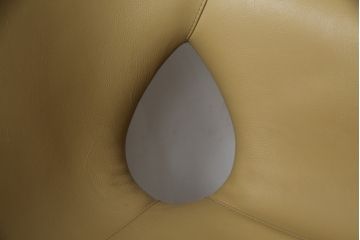 中古　美品　Poltrona Frau(ポルトローナフラウ)　ジンジャーエール　本革　スタイリッシュなデザインが美しいレザーチェア(定価24万円)(ラウンジチェア、イージーチェア、アームチェア)(R-057882)