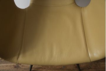 中古　美品　Poltrona Frau(ポルトローナフラウ)　ジンジャーエール　本革　スタイリッシュなデザインが美しいレザーチェア(定価24万円)(ラウンジチェア、イージーチェア、アームチェア)(R-057882)