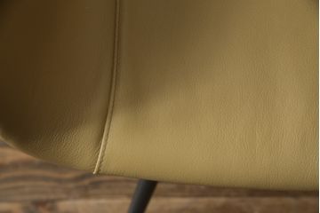 中古　美品　Poltrona Frau(ポルトローナフラウ)　ジンジャーエール　本革　スタイリッシュなデザインが美しいレザーチェア(定価24万円)(ラウンジチェア、イージーチェア、アームチェア)(R-057882)
