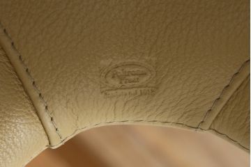 中古　美品　Poltrona Frau(ポルトローナフラウ)　ジンジャーエール　本革　スタイリッシュなデザインが美しいレザーチェア(定価24万円)(ラウンジチェア、イージーチェア、アームチェア)(R-057882)