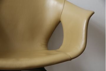 中古　美品　Poltrona Frau(ポルトローナフラウ)　ジンジャーエール　本革　スタイリッシュなデザインが美しいレザーチェア(定価24万円)(ラウンジチェア、イージーチェア、アームチェア)(R-057882)