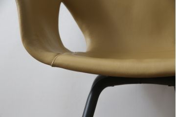 中古　美品　Poltrona Frau(ポルトローナフラウ)　ジンジャーエール　本革　スタイリッシュなデザインが美しいレザーチェア(定価24万円)(ラウンジチェア、イージーチェア、アームチェア)(R-057882)