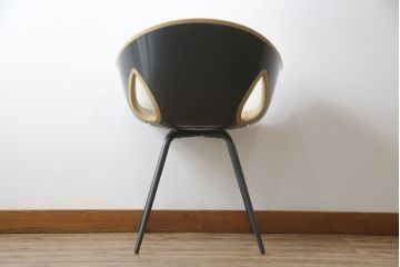 中古　美品　Poltrona Frau(ポルトローナフラウ)　ジンジャーエール　本革　スタイリッシュなデザインが美しいレザーチェア(定価24万円)(ラウンジチェア、イージーチェア、アームチェア)(R-057882)