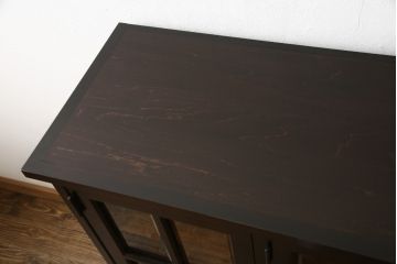 中古　美品　北海道民芸家具　天板・丸脚付リメイク　クラシカルな佇まいが魅力的なキャビネット(サイドボード、収納棚、戸棚、食器棚、ブックケース)(R-057889)