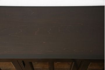 中古　美品　北海道民芸家具　天板・丸脚付リメイク　クラシカルな佇まいが魅力的なキャビネット(サイドボード、収納棚、戸棚、食器棚、ブックケース)(R-057889)