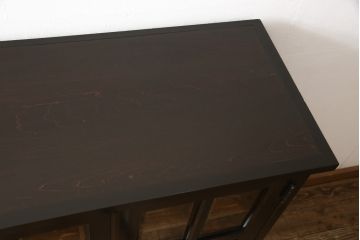 中古　美品　北海道民芸家具　天板・丸脚付リメイク　クラシカルな佇まいが魅力的なキャビネット(サイドボード、収納棚、戸棚、食器棚、ブックケース)(R-057889)