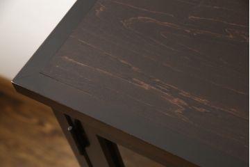 中古　美品　北海道民芸家具　天板・丸脚付リメイク　クラシカルな佇まいが魅力的なキャビネット(サイドボード、収納棚、戸棚、食器棚、ブックケース)(R-057889)