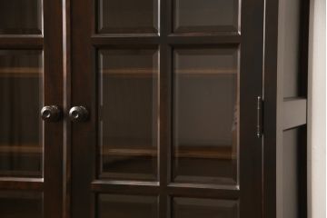 中古　美品　北海道民芸家具　天板・丸脚付リメイク　クラシカルな佇まいが魅力的なキャビネット(サイドボード、収納棚、戸棚、食器棚、ブックケース)(R-057889)