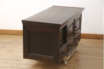 中古　美品　松本民芸家具　当店リメイク　和と洋どちらの空間にも取り入れやすいローボード(収納棚、戸棚、サイドボード、テレビ台、テレビボード)(R-057891)