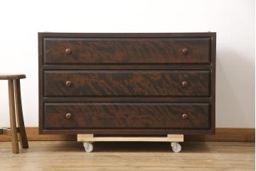 中古　美品　松本民芸家具　天板・脚(台輪)付きリメイク　シックな佇まいが魅力!落ち着きのある空間づくりにおすすめのローチェスト(ローボード、サイドチェスト、引き出し)(R-057892)