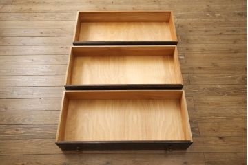 中古　美品　松本民芸家具　天板・脚(台輪)付きリメイク　シックな佇まいが魅力!落ち着きのある空間づくりにおすすめのローチェスト(ローボード、サイドチェスト、引き出し)(R-057892)