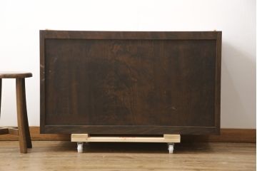 中古　美品　松本民芸家具　天板・脚(台輪)付きリメイク　シックな佇まいが魅力!落ち着きのある空間づくりにおすすめのローチェスト(ローボード、サイドチェスト、引き出し)(R-057892)